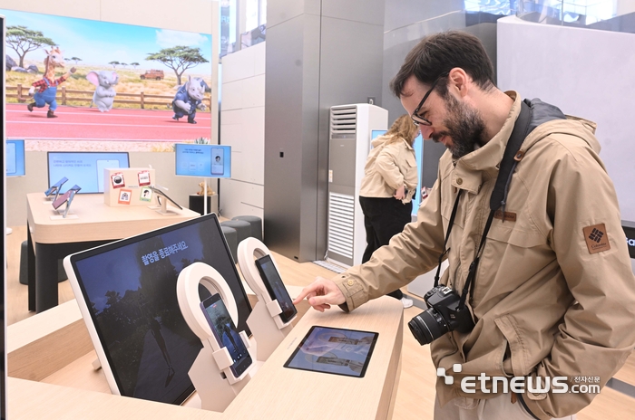 서울 서초구 삼성 강남에서 외국인이 제품을 체험하고 있다.박지호기자 