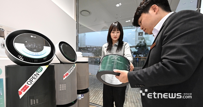 서울 여의도 LG전자 베스트샵에서 소비자가 퓨리케어 AI 공기청정기를 살펴보고 있다.이동근기자 
