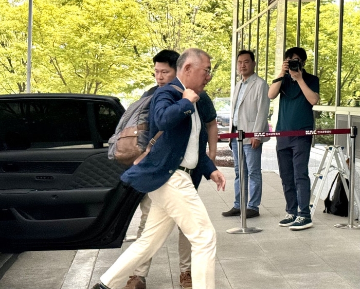 정의선 현대차그룹 회장이 서울 강서구 서울김포비즈니스항공센터를 통해 출국하고 있다.〈사진=연합뉴스〉