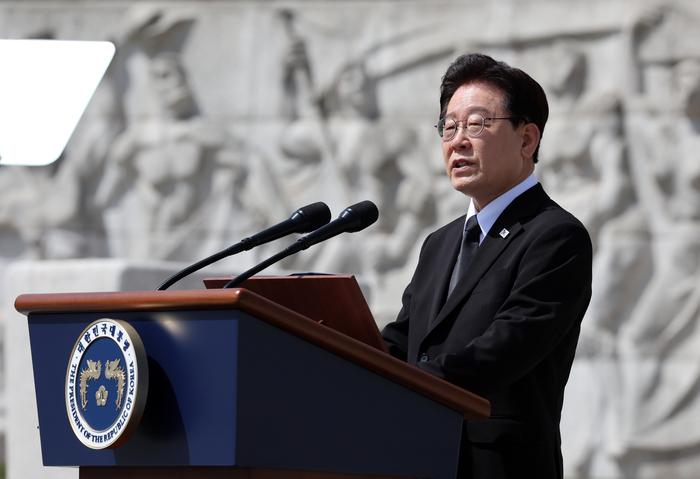 이재명 대통령이 19일 서울 강북구 국립 4·19민주묘지에서 열린 4·19혁명 기념식에서 기념사를 하고 있다. 연합뉴스