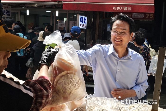 안민석 경기도교육감 예비후보가 19일 성남 모란민속5일장을 찾아 뻥튀기를 구매했다.