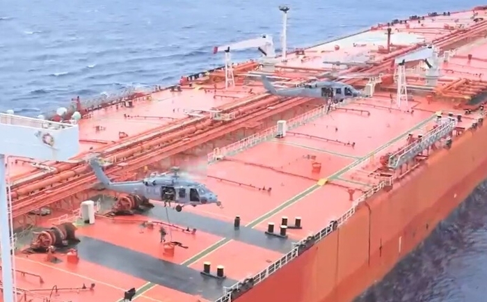 인도양에서 유조선을 나포하는 미군 헬기