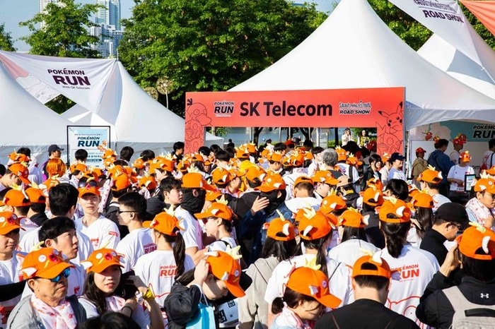 5일 서울시 뚝섬한강공원에서 열린 '포켓몬 런 2026 in Seoul' 행사 참가자들이 SK텔레콤과 삼성전자 공동부스에서 다양한 이벤트를 즐기고 있다.