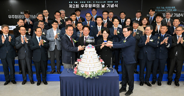 27일 사천 우주청 청사에서 열린 제2회 우주항공의 날 기념식에서 참석자들이 기념촬영을 하고 있다.(앞줄 왼쪽부터)최형두 의원,<a href=
