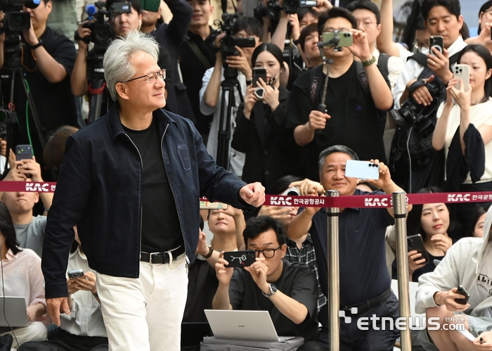 젠슨 황 엔비디아 최고경영자(CEO)가 5일 오후 서울 강서구 서울김포비즈니스항공센터(SGBAC)를 통해 입국하고 있다. 젠슨 황은 이날 국내 주요 기업 총수들과 회동할 예정이다. 이동근기자 foto@etnews.c