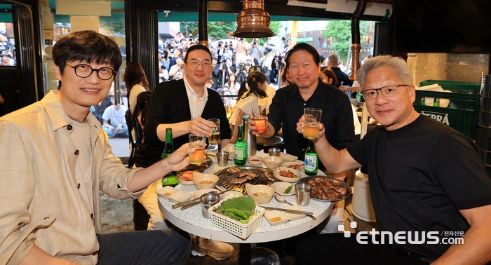 <b>젠슨 황</b>, 최태원-구광모-이해진 총수와 <b>홍대</b>서 '삼소' 회동