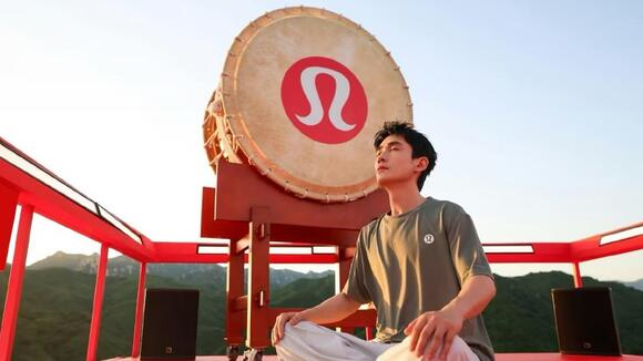 중국서 '승승장구' 룰루레몬, 만리장성서 친 '일본 북' 하나에 고개 숙였다