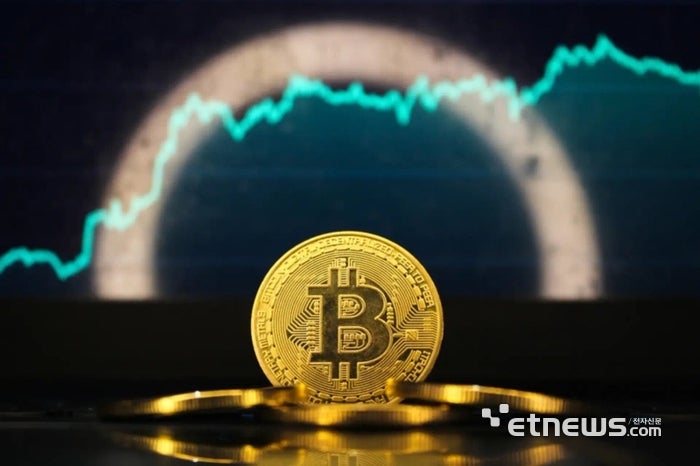 해외 거래소는 주식·ETF까지 품는데…韓 비트코인 ETF는 공회전