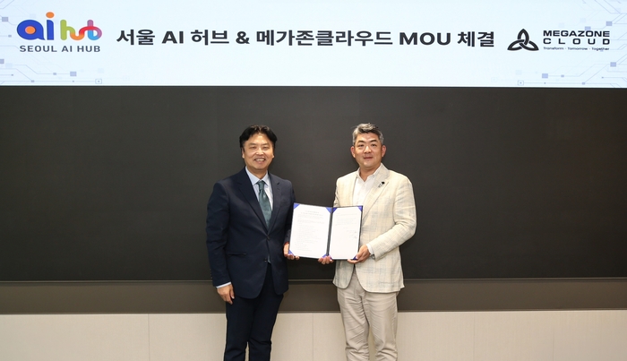 황인철 메가존클라우드 최고매출책임자(CRO·오른쪽)와 변우석 서울 AI 허브 센터장이 'AI 산업 생태계 활성화 및 AI 기업 성장 지원을 위한 업무협약(MOU)' 체결 후 기념 촬영을 하고 있다.