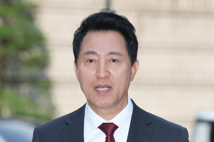 오세훈 서울시장이 지난달 10일 서울 서초구 서울중앙지방법원에서 열린 '명태균 여론조사 의혹' 사건 1심 속행 공판에 출석하며 취재진에 입장을 밝히고 있다.연합뉴스