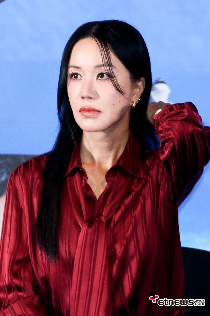 [ET포토] 엄정화, '붉은 장미를 연상'