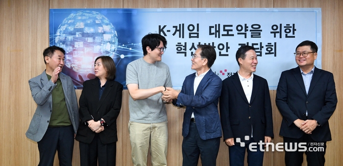 K게임 대도약을 위한 혁신방안 좌담회가 서울 강남구 한국게임산업협회에서 열렸다. 왼쪽부터 조영기 한국게임산업협회장, 최성희 문화체육관광부 국장, 김영웅 슈퍼래빗게임즈 대표, 유병한 게임문화재단 이사장, 조현래 한성학