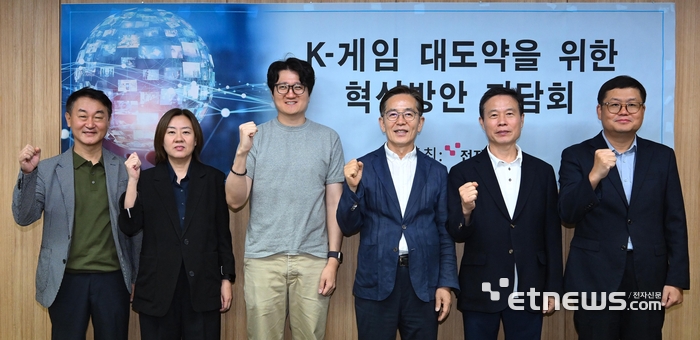 K게임 대도약을 위한 혁신방안 좌담회가 서울 강남구 한국게임산업협회에서 열렸다. 왼쪽부터 조영기 한국게임산업협회장, 최성희 문화체육관광부 국장, 김영웅 슈퍼래빗게임즈 대표, 유병한 게임문화재단 이사장, 조현래 한성학