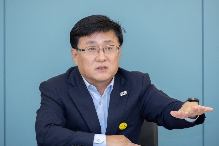 <b>김성환</b> 기후<b>장관</b>, 용인 반도체 산단 현장점검…LNG·폐수 주민 우려 청취