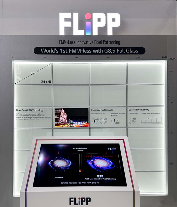 LG디스플레이가 IMID 2026에 처음 전시한 '플립' 기술로 개발된 27인치 160PPI OLED 패널.〈사진 LG디스플레이 뉴스룸〉