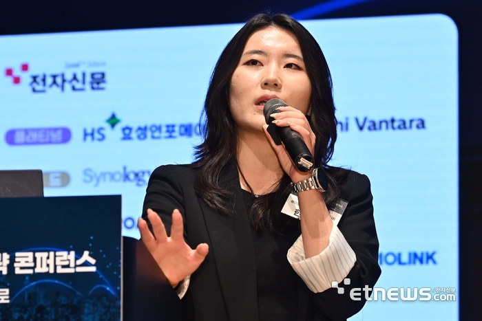 전자신문이 주최한 제4회 디지털 재해복구 시스템 구축전략 콘퍼런스가 18일 서울 강남구 코엑스에서 열렸다. 한윤원 에이블스토어 과장이 'AI 기반 사이버 위협의 진화와 사이버 회복력 전략'을 주제로 기조강연을 하고