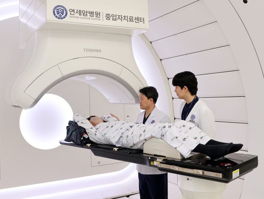 금웅섭 연세암병원 중입자치료센터장(왼쪽) 등 의료진이 중입자치료를 준비 중인 모습.