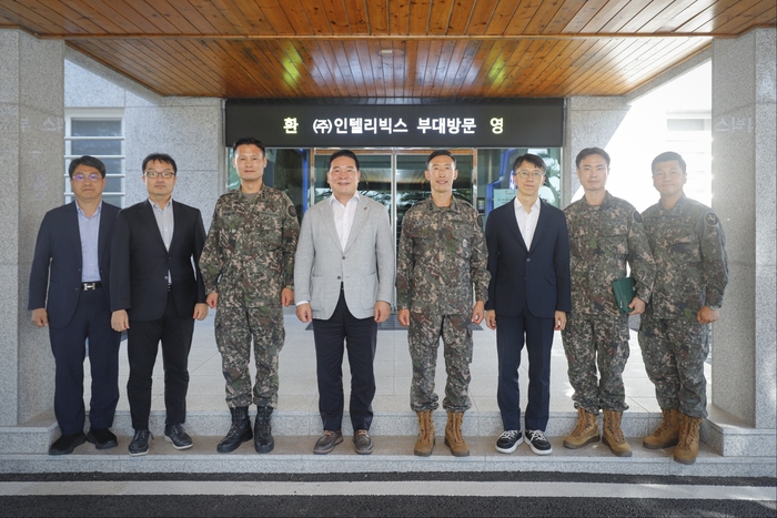 최원석 제9보병사단장(오른쪽에서 네번째)과 최은수 인텔리빅스 총괄대표(〃 다섯번째)가 업무협약을 체결하고 기념 사진을 촬영하고 있다. (제공=인텔리빅스)