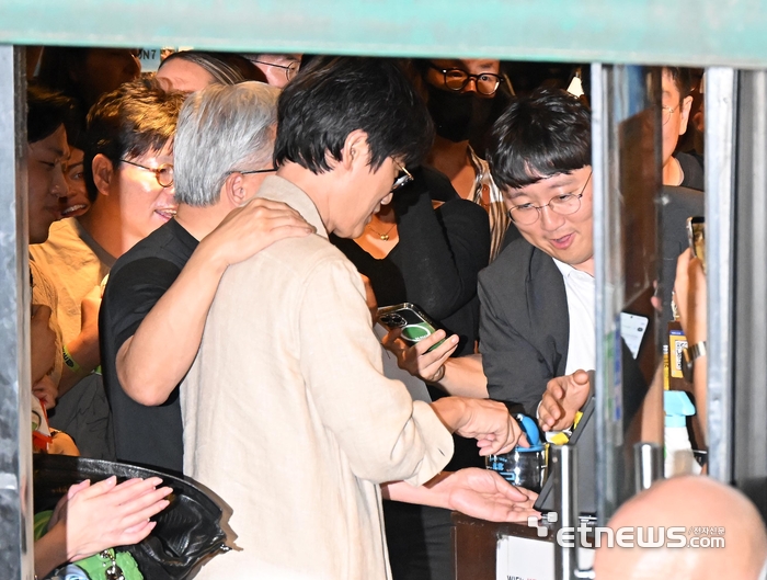 이해진 네이버 이사회 의장이 지난 6월 5일 서울 마포구 홍대 인근의 한 식당에서 열린 젠슨 황 엔비디아 최고경영자(CEO)와의 삼쏘회동에서 네이버페이 페이스사인으로 결제하고 있다.  이동근기자 foto@etnews