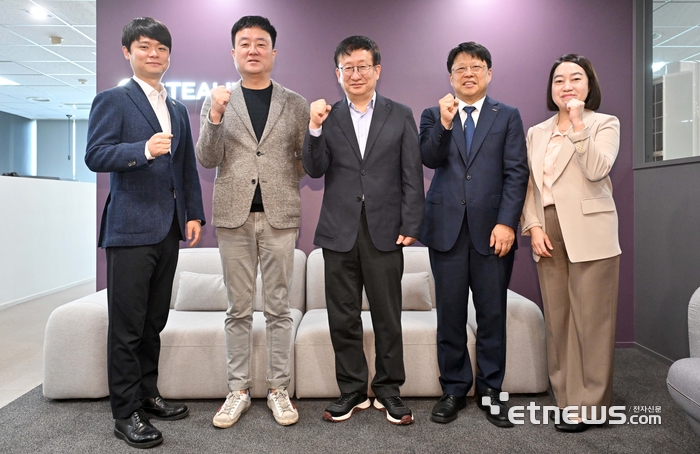 AI 해킹 대응 특별좌담회가 '금융권 침해사고로 본 AI 사이버 위협과 기업·기관의 보안 대응 과제'를 주제로 12일 서울 용산구 스틸리언 본사에서 열렸다. 왼쪽부터 박찬암 스틸리언 대표, 이준호 한국CIO포럼 회장
