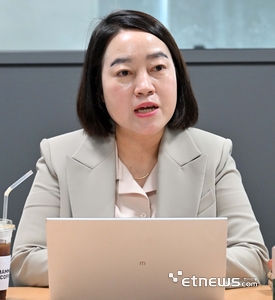 AI 해킹 대응 특별좌담회가 '금융권 침해사고로 본 AI 사이버 위협과 기업·기관의 보안 대응 과제'를 주제로 12일 서울 용산구 스틸리언 본사에서 열렸다.김지선 전자신문 부장.김민수기자 mskim@etnews.
