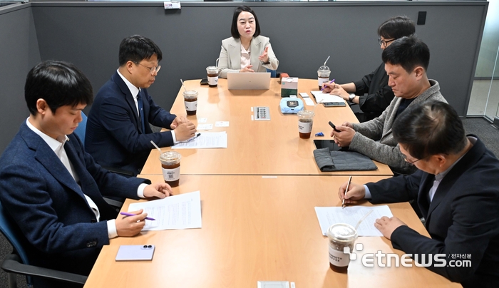 AI 해킹 대응 특별좌담회가 '금융권 침해사고로 본 AI 사이버 위협과 기업·기관의 보안 대응 과제'를 주제로 12일 서울 용산구 스틸리언 본사에서 열렸다.김민수기자 