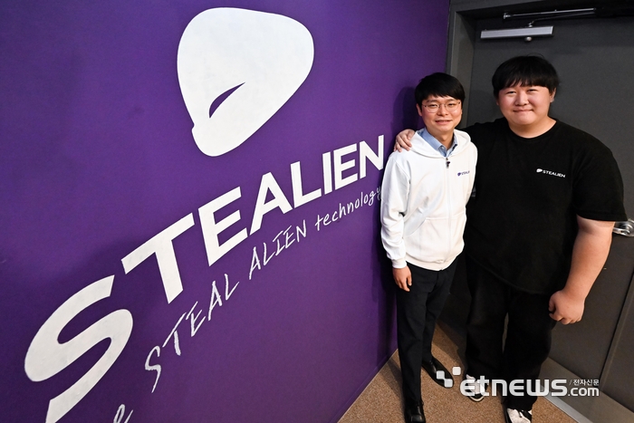 박찬암 스틸리언 대표(왼쪽)와 정건우 연구원. 이동근기자 foto@etnews.com