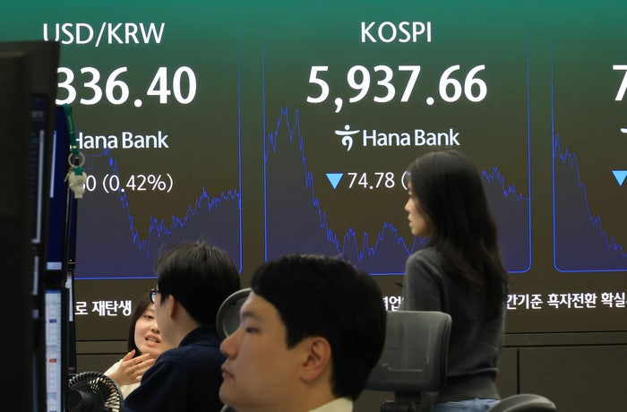 <b>코스피</b> 하루 만에 <b>6000선 반납</b>…삼성전자 주주환원 실망 속 1.24%↓