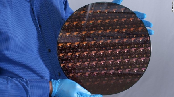IBM은 6일 2nm의 반도체 칩을 개발했다고 발표했다. [CNN]