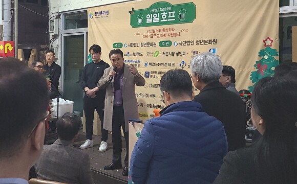 김영환 충북지사(가운데)가 8일 청주 서문동 삼겹살거리에서 열린 (사)청년문화원의 후원행사에 참여해 중부내륙특별법 통과를 축하하고 있다. [사진=안영록 기자]
