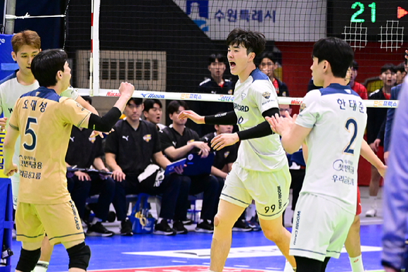 '연패는 없다' <b>우리카드</b>, <b>한국전력</b> 3-1 제압…단독 선두 순항