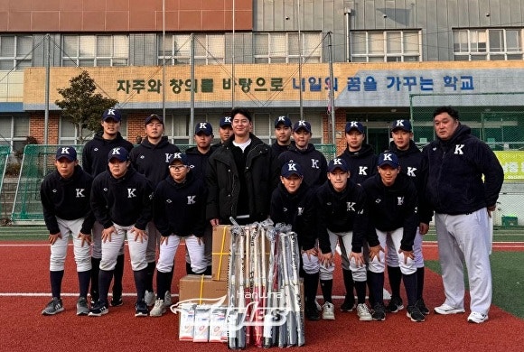 한화이글스 <b>노시환</b> 모교 후배들에 <b>야구</b>용품 선물