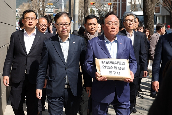정윤모 중소기업중앙회 상근부회장(앞줄 왼쪽 두 번째), 배조웅 수석부회장(앞줄 왼쪽 세 번째) 등 중소기업·건설·경제단체 대표자들이 이달 1일 오전 서울 종로구 헌법재판소 앞에서 중대재해처벌법 헌법소원심판 청구 기자