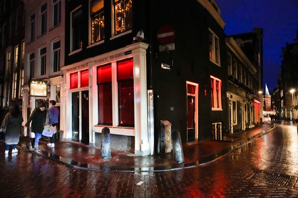 29일(현지 시간) 네덜란드 암스테르담에서 영업을 조기 종료한 홍등가의 불이 꺼져 있다. 2021.11.29 [사진=뉴시스]