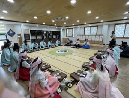 한국전통문화체험관에서 수강생들이 한복·다례 체험을 하고 있다. [사진=대구시]