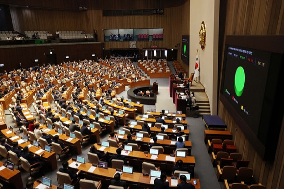 '협치 상징' <b>이태원 참사 특별법</b>, <b>국회</b> 문턱 넘었다[종합]
