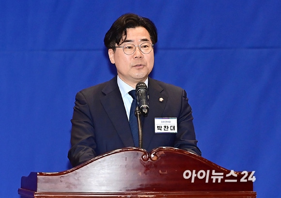 Park Chan-dae, the new floor leader of the Democratic Party of Korea, is delivering an acceptance speech at the 22nd National Assembly Democratic Party's 1st term floor leader election winner general meeting held at the National Assembly Members' Hall in Yeouido, Seoul on the 3rd. [Photo=Reporter Kwak Young-rae]