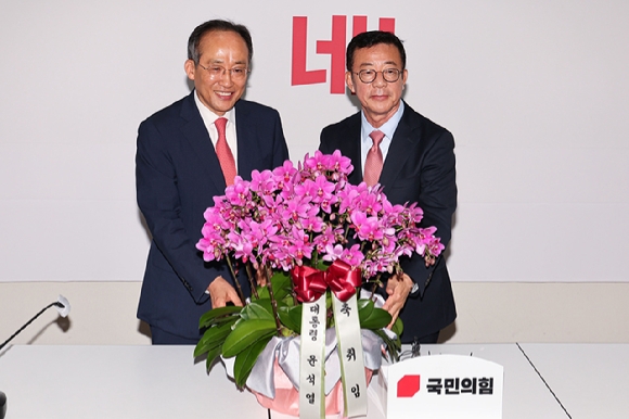 추경호 국민의힘 원내대표가 10일 오전 서울 여의도 국회 원내대표실에서 홍철호 정무수석을 접견하며 기념촬영을 하고 있다. [사진=뉴시스]