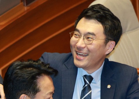 '<b>코인</b> 논란' <b>김남국</b>, 탈당 1년 만에 <b>민주당</b> 복당
