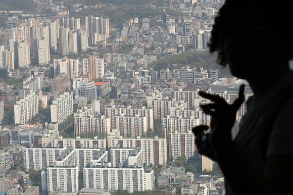 "<b>아파트값</b> 또 올랐다"…지방은 '<b>하락</b> 전환'
