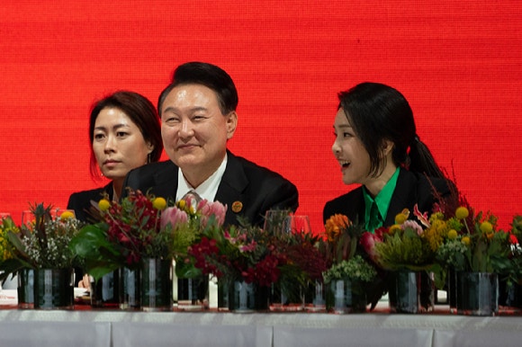 尹 "아프리카와 <b>동반성장</b>…ODA 100억불 규모로 확대"