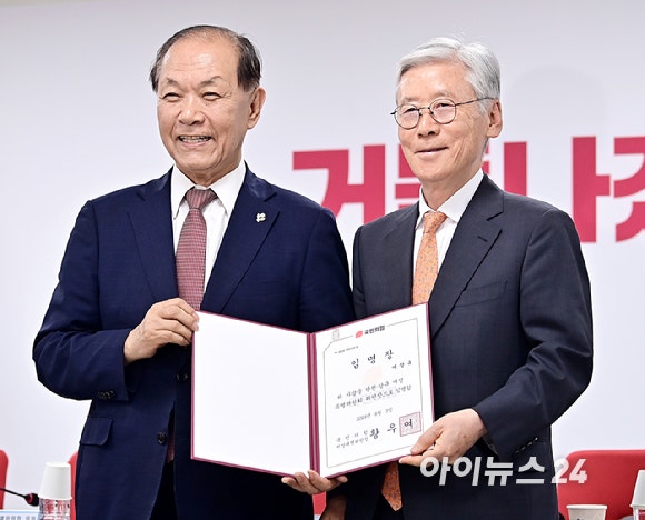 Hwang Woo-yea, the emergency committee chairman of the People Power Party, is at the People Power Party headquarters in Yeouido, Seoul on the morning of the 4th, holding an inauguration ceremony for the party charter revision special committee and the first meeting, taking a commemorative photo with Yeo Sang-gyu, the chairman of the party charter revision special committee. [Photo=Reporter Kwon Young-rae]