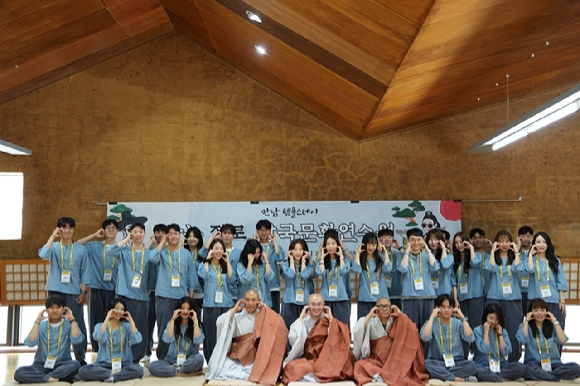 조계종사회복지재단이 지난 15일부터 이틀간 진행한 '나는 절로, 한국문화연수원' 템플스테이로 총 7쌍의 남녀 커플을 매칭했다고 밝혔다. 사진은 조계종사회복지재단 제공. [사진=뉴시스]