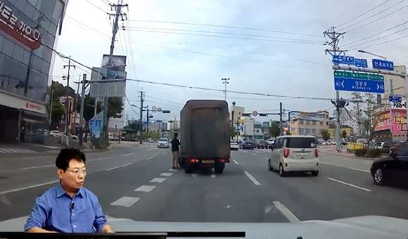 지난달 27일 강원 원주시 원문로에서 한 트럭 운전자가 끼어들기에 항의하는 상대 운전자를 유턴으로 위협하는 사고가 발생했다.사진은 지난 18일 유튜브 '한문철TV'를 통해 공개된 당시 상황[사진=한문철TV]