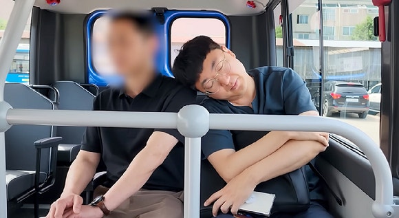 '충주맨' 김선태, <b>이준석</b> '지하철 꿀잠' <b>패러디</b>…李 "합방 언제든 환영"
