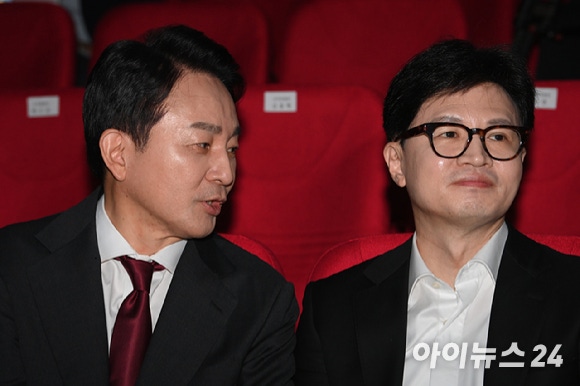 Candidate Ohn Hee-ryong (left), a candidate for the leader of the People Power Party, speaks to candidate Han Dong-hoon at the 'Change 5-minute Vision Presentation' held at ASSA Art Hall in Gangseo-gu, Seoul on the 2nd. [Photo = National Assembly Photo Journalist]