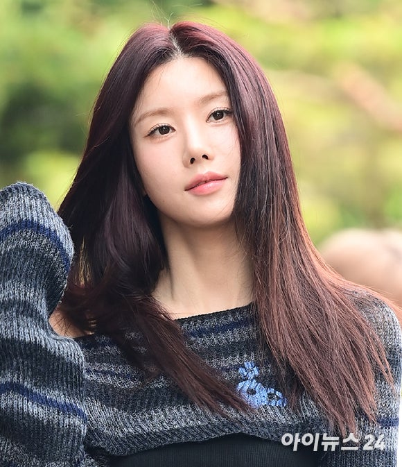 '워터밤 <b>여신</b>' <b>권은비</b>, <b>성희롱</b> 등 악성 게시물 고소…"선처 없을 것"