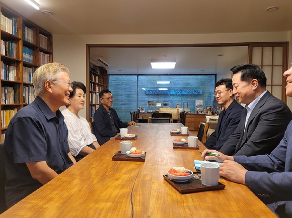 文 만난 <b>김두관</b> "민주당 다양성 실종에 국민 불편"
