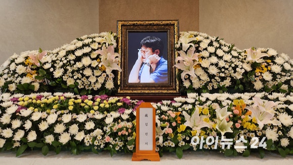 故<b>김민기</b> 찾은 유인촌…"이름 바뀐 학전, 잘 가꿀 것"
