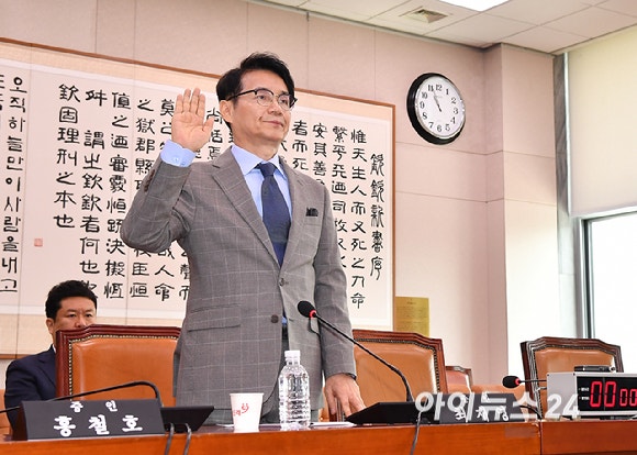 [포토]법사위, 탄핵청원 <b>청문회</b> 출석한 <b>최재영 목사</b>